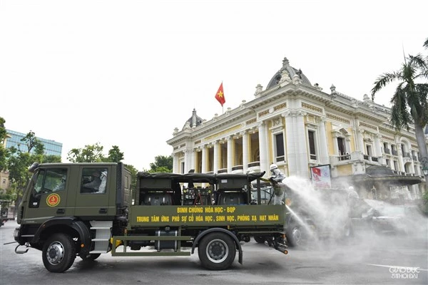 Hà Nội phun khử khuẩn nhiều tuyến phố sáng 26/7. Ảnh: Thế Đại.