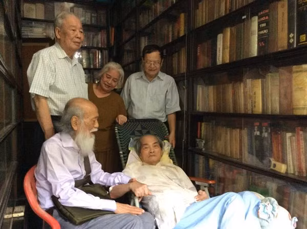 Cố nhà giáo Văn Như Cương và bạn bè thăm nhà văn Sơn Tùng (ảnh năm 2015).