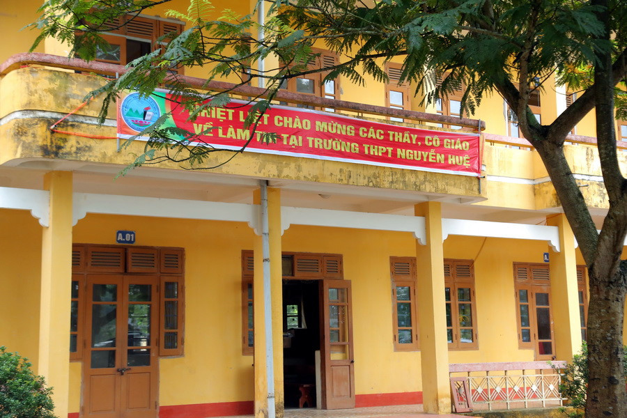 Công tác tuyên truyền, cổ động cho kỳ thi cũng cần được chú ý, tổ chức bố trí các băng rôn, biểu ngữ tại điểm thi, các không gian công cộng, để tạo dư luận xã hội đồng thuận với kỳ thi quan trọng. Ảnh: Khẩu hiệu chào mừng các thầy, cô giáo làm thi tại Trường THPT Nguyễn Huệ Công tác tuyên truyền, cổ động cho kỳ thi cũng cần được chú ý, tổ chức bố trí các băng rôn, biểu ngữ tại điểm thi, các không gian công cộng, để tạo dư luận xã hội đồng thuận với kỳ thi quan trọng. Ảnh: Khẩu hiệu chào mừng các thầy, cô giáo làm thi tại Trường THPT Nguyễn Huệ