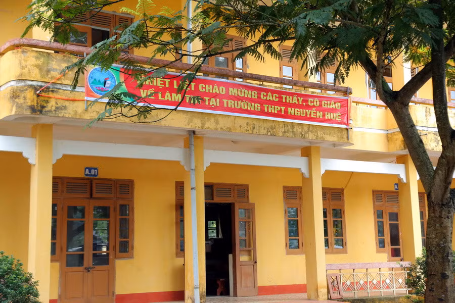 Công tác tuyên truyền, cổ động cho kỳ thi cũng cần được chú ý, tổ chức bố trí các băng rôn, biểu ngữ tại điểm thi, các không gian công cộng, để tạo dư luận xã hội đồng thuận với kỳ thi quan trọng. Ảnh: Khẩu hiệu chào mừng các thầy, cô giáo làm thi tại Trường THPT Nguyễn Huệ