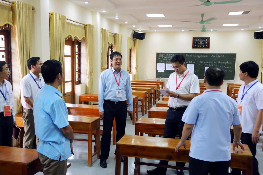 Tại điểm thi, phải có đủ phòng làm việc của trưởng điểm thi, phòng hội đồng... Ảnh: Phòng hội đồng tại điểm thi Trường THPT Nguyễn Huệ Tại điểm thi, phải có đủ phòng làm việc của trưởng điểm thi, phòng hội đồng... Ảnh: Phòng hội đồng tại điểm thi Trường THPT Nguyễn Huệ