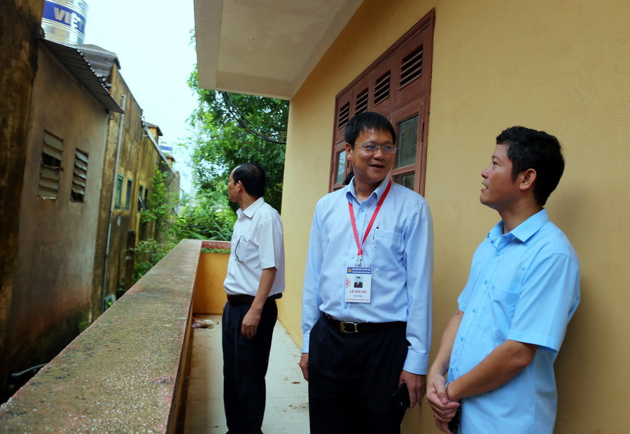 Điểm thi Trường THPT Nguyễn Huệ có khu vực thi sát với khu nhà dân, Thứ trưởng Lê Hải An yêu cầu phải có biện pháp cách ly, không để người ngoài dễ xâm nhập vào khu vực thi. Điểm thi Trường THPT Nguyễn Huệ có khu vực thi sát với khu nhà dân, Thứ trưởng Lê Hải An yêu cầu phải có biện pháp cách ly, không để người ngoài dễ xâm nhập vào khu vực thi.