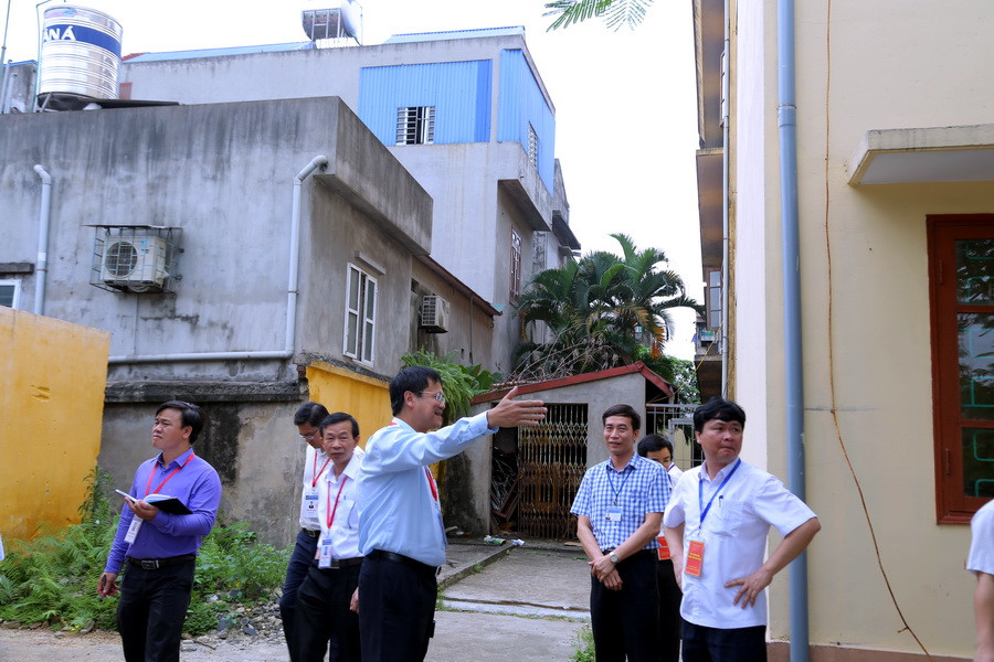 Hoặc như điểm thi tại Trường THPT Dương Tự Minh (TP. Thái Nguyên), khu vực thi rất gần với khu dân cư, cần chăng dây, làm biển báo cấm vào khu vực thi, tăng cường phương án bảo vệ trường thi. Hoặc như điểm thi tại Trường THPT Dương Tự Minh (TP. Thái Nguyên), khu vực thi rất gần với khu dân cư, cần chăng dây, làm biển báo cấm vào khu vực thi, tăng cường phương án bảo vệ trường thi.