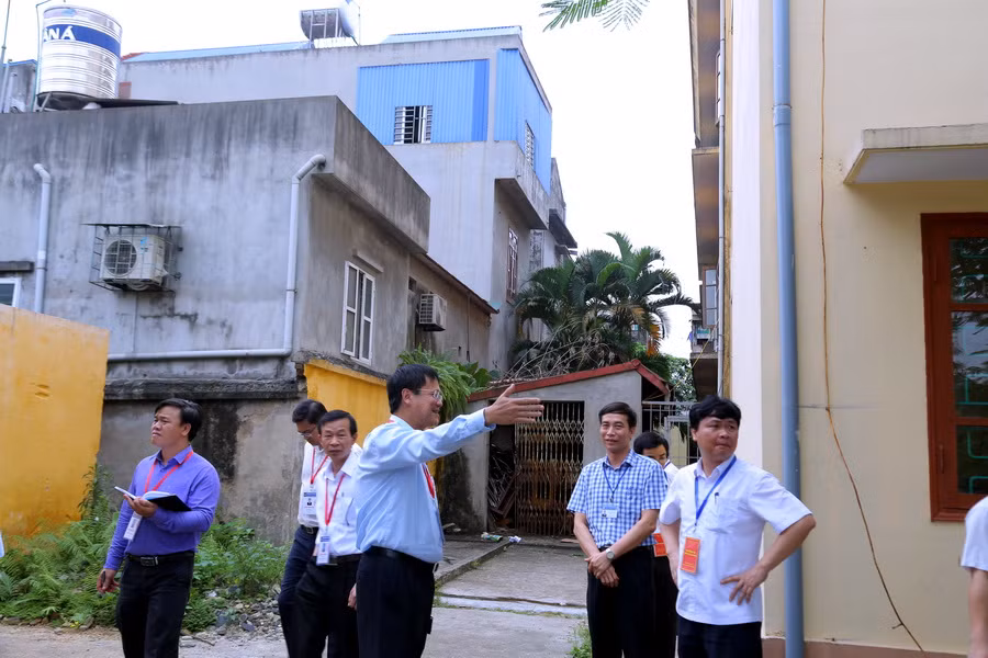 Hoặc như điểm thi tại Trường THPT Dương Tự Minh (TP. Thái Nguyên), khu vực thi rất gần với khu dân cư, cần chăng dây, làm biển báo cấm vào khu vực thi, tăng cường phương án bảo vệ trường thi.