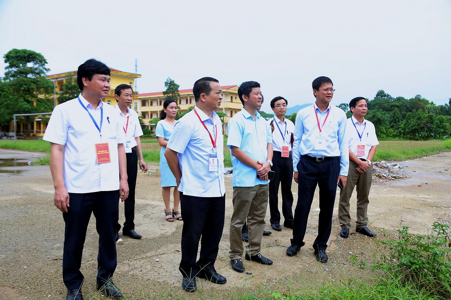 Với đặc thù là huyện Trung du, miền núi, các điểm thi tại huyện Đại Từ có khuôn viên rộng. Qua kiểm tra, đoàn công tác yêu cầu nhà trường bổ sung các hạng mục cách ly khu vực thi để dễ bảo vệ an ninh, an toàn cho trường thi Với đặc thù là huyện Trung du, miền núi, các điểm thi tại huyện Đại Từ có khuôn viên rộng. Qua kiểm tra, đoàn công tác yêu cầu nhà trường bổ sung các hạng mục cách ly khu vực thi để dễ bảo vệ an ninh, an toàn cho trường thi