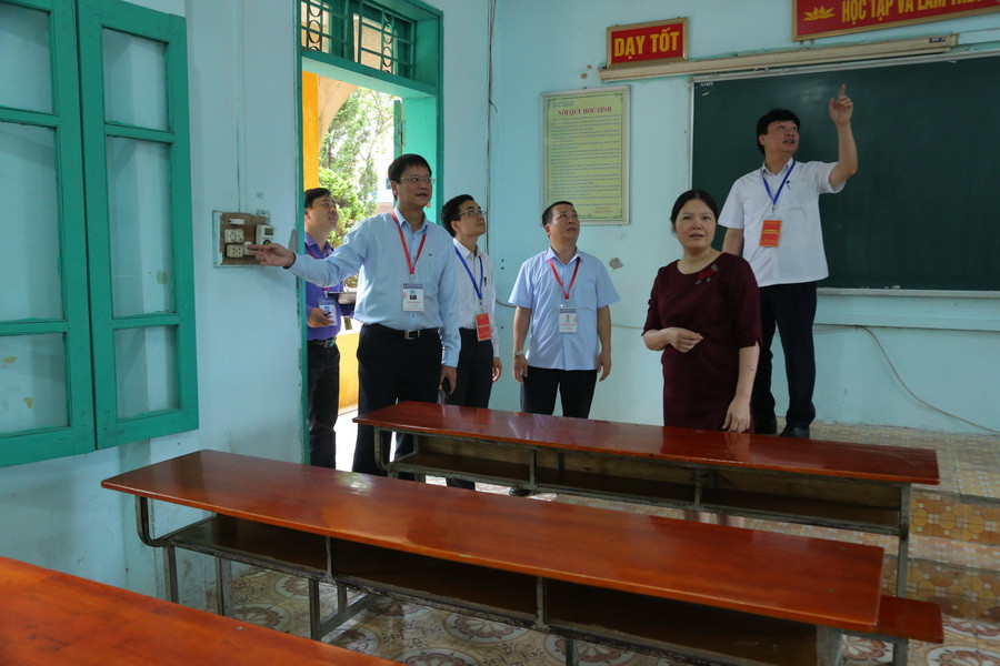 Tại đây, Thứ trưởng yêu cầu Hiệu trưởng phải đảm bảo các điều kiện quạt gió, đèn chiếu sáng hoạt động tốt, nếu thiếu phải kịp thời bổ sung để công tác coi thi được chuẩn bị tốt nhất Tại đây, Thứ trưởng yêu cầu Hiệu trưởng phải đảm bảo các điều kiện quạt gió, đèn chiếu sáng hoạt động tốt, nếu thiếu phải kịp thời bổ sung để công tác coi thi được chuẩn bị tốt nhất