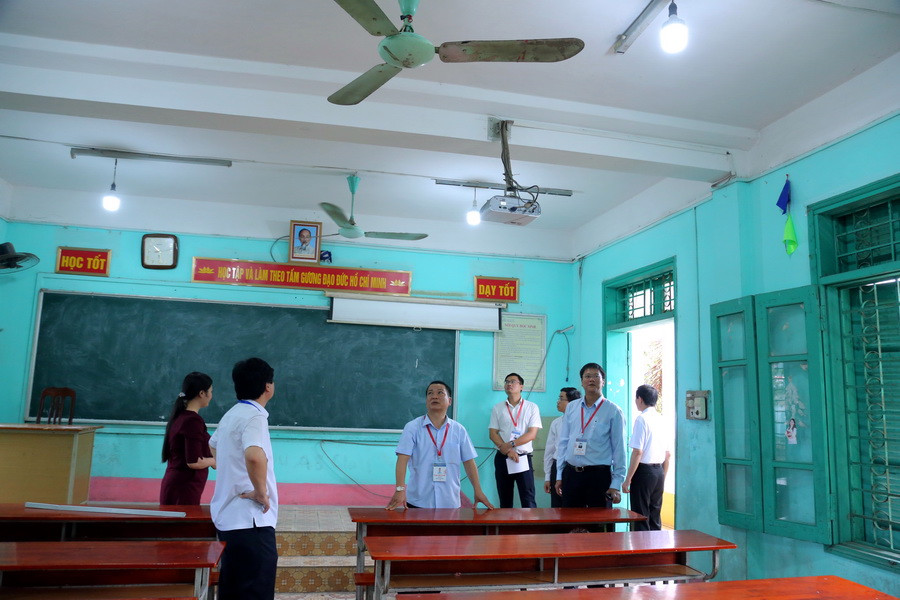 Thứ trưởng Lê Hải An cùng đoàn công tác kiểm tra tại một phòng thi của điểm thi Trường THPT Đại Từ Thứ trưởng Lê Hải An cùng đoàn công tác kiểm tra tại một phòng thi của điểm thi Trường THPT Đại Từ