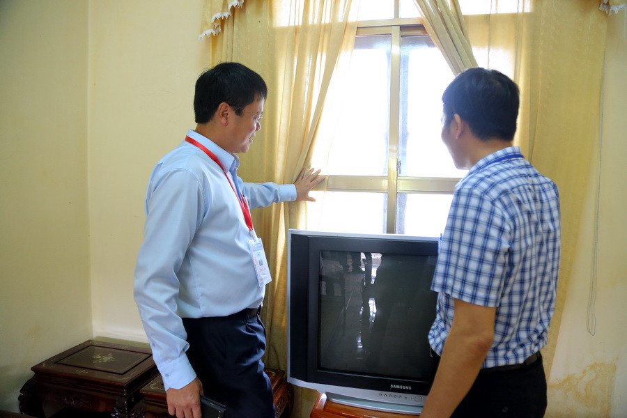 Hầu hết tại các điểm thi, phòng bảo quản đề thi, bài thi, phòng thi đều có cửa kính trắng trong suốt, có thể quan sát từ ngoài vào trong phòng Hầu hết tại các điểm thi, phòng bảo quản đề thi, bài thi, phòng thi đều có cửa kính trắng trong suốt, có thể quan sát từ ngoài vào trong phòng