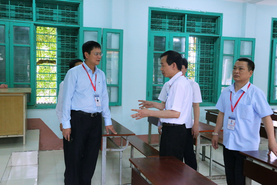 Đoàn công tác của BCĐ thi THPT quốc gia do Thứ trưởng Lê Hải An dẫn đầu kiểm tra, rà soát công tác chuẩn bị tại Cụm thi số 12 - Hội đồng thi Sở GD&ĐT Thái Nguyên đã chỉ ra nhiều khâu còn thiếu sót cần bổ sung. Ảnh: Thứ trưởng Lê Hải An và các ủy viên BCĐ thi THPT quốc gia đang trao đổi những ghi nhận về công tác chuẩn bị điểm thi Trường THPT Đại Từ Đoàn công tác của BCĐ thi THPT quốc gia do Thứ trưởng Lê Hải An dẫn đầu kiểm tra, rà soát công tác chuẩn bị tại Cụm thi số 12 - Hội đồng thi Sở GD&ĐT Thái Nguyên đã chỉ ra nhiều khâu còn thiếu sót cần bổ sung. Ảnh: Thứ trưởng Lê Hải An và các ủy viên BCĐ thi THPT quốc gia đang trao đổi những ghi nhận về công tác chuẩn bị điểm thi Trường THPT Đại Từ