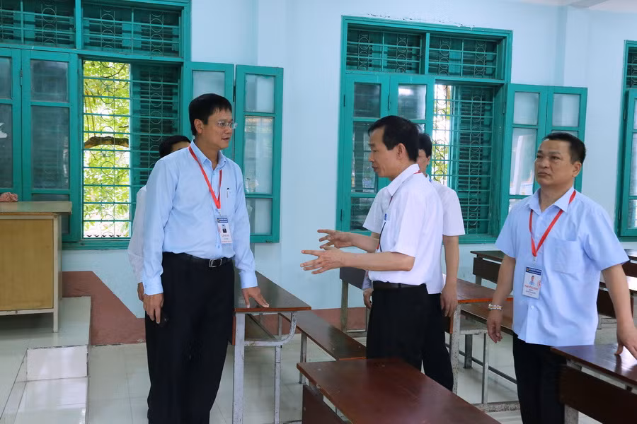 Đoàn công tác của BCĐ thi THPT quốc gia do Thứ trưởng Lê Hải An dẫn đầu kiểm tra, rà soát công tác chuẩn bị tại Cụm thi số 12 - Hội đồng thi Sở GD&ĐT Thái Nguyên đã chỉ ra nhiều khâu còn thiếu sót cần bổ sung. Ảnh: Thứ trưởng Lê Hải An và các ủy viên BCĐ thi THPT quốc gia đang trao đổi những ghi nhận về công tác chuẩn bị điểm thi Trường THPT Đại Từ