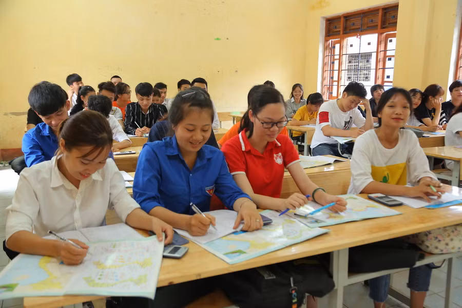 Còn ít ngày nữa đến kỳ thi, các trường tiếp tục công tác ôn tập kiến thức kỹ năng cho học sinh đến sát kỳ thi. Đảm bảo thí sinh có tâm thế tốt nhất trước kỳ thi. Ảnh, lớp ôn tập môn Địa lý tại Trường THPT Nguyễn Huệ