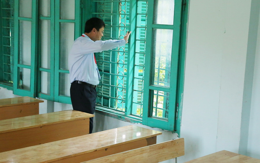 Nhiều phòng thi trên tầng cao có thể dễ dàng tuồn tài liệu từ phòng thi ra bên ngoài cửa sổ, không đảm bảo an toàn cho công tác coi thi được đoàn yêu cầu đóng kín suốt quá trình thi, đồng thời vô hiệu hóa tầm nhìn, dán kín cửa kính trong suốt. Nhiều phòng thi trên tầng cao có thể dễ dàng tuồn tài liệu từ phòng thi ra bên ngoài cửa sổ, không đảm bảo an toàn cho công tác coi thi được đoàn yêu cầu đóng kín suốt quá trình thi, đồng thời vô hiệu hóa tầm nhìn, dán kín cửa kính trong suốt.