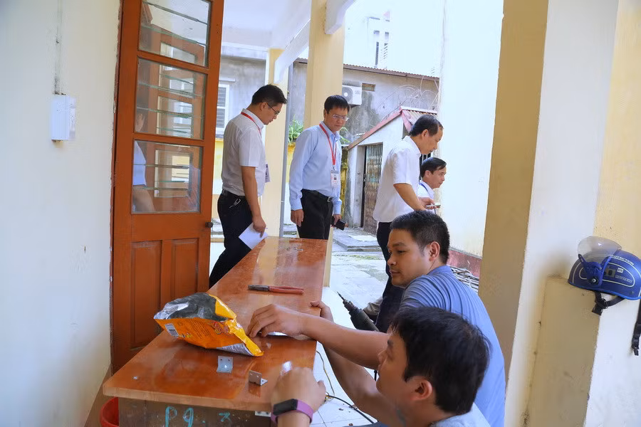 BCĐ thi tỉnh Thái Nguyên yêu cầu các nhà trường sửa chữa, làm sạch mặt bàn để chuẩn bị điều kiện tốt nhất cho công tác coi thi