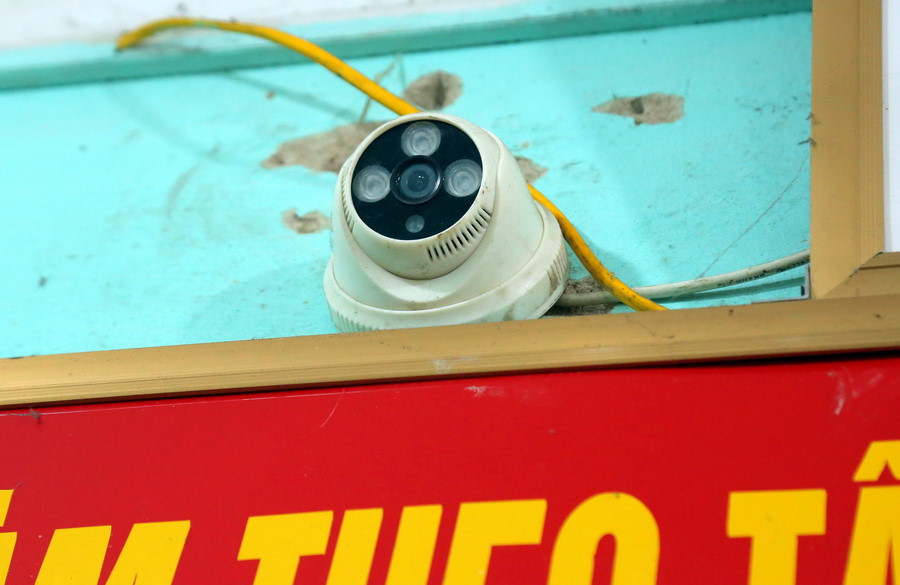 Hệ thống camera sẵn có, mạng wifi trong trường cũng được đoàn công tác yêu cầu phải vô hiệu hóa, bịt kín ống kính camera Hệ thống camera sẵn có, mạng wifi trong trường cũng được đoàn công tác yêu cầu phải vô hiệu hóa, bịt kín ống kính camera