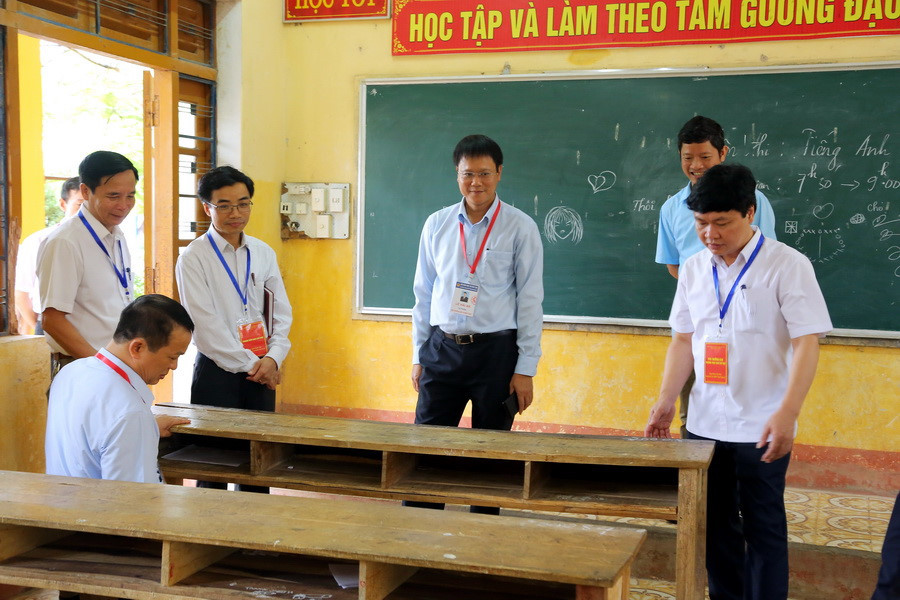 Tại các phòng thi có bàn ghế kiểu cũ Tại các phòng thi có bàn ghế kiểu cũ