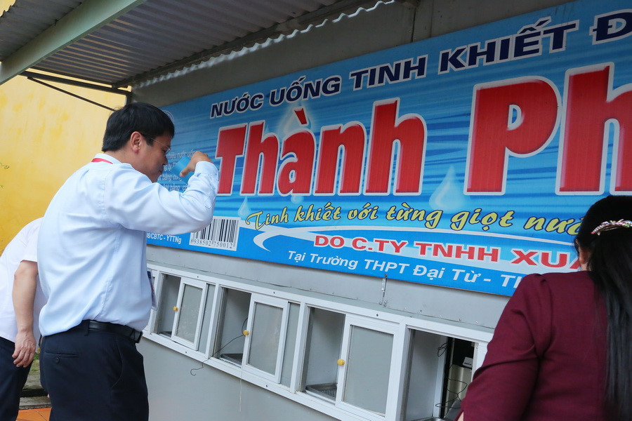 Thứ trưởng Lê Hải An kiểm tra chất lượng nước uống phục vụ miễn phí cho thí sinh tại điểm thi Trường THPT Nguyễn Huệ Thứ trưởng Lê Hải An kiểm tra chất lượng nước uống phục vụ miễn phí cho thí sinh tại điểm thi Trường THPT Nguyễn Huệ