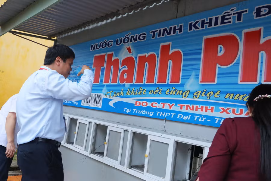 Thứ trưởng Lê Hải An kiểm tra chất lượng nước uống phục vụ miễn phí cho thí sinh tại điểm thi Trường THPT Nguyễn Huệ