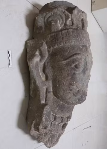 Bức tượng cổ còn nhiều bí ẩn chưa được giải đáp.