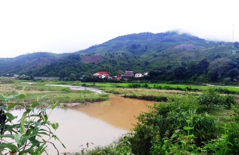 Thung lũng của suối Đăk Brôih và Đăk Yang nơi phát hiện bức tượng cổ.