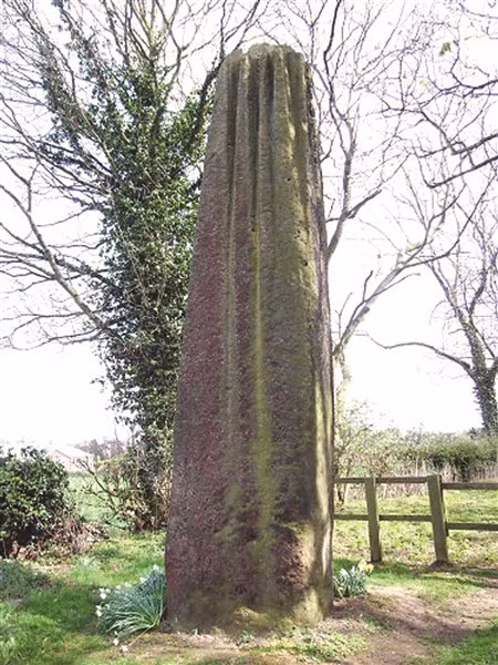 Dấu tích rãnh và vết lõm trên thân tiễn quỷ có thể do con người, cũng có thể do phong hóa.