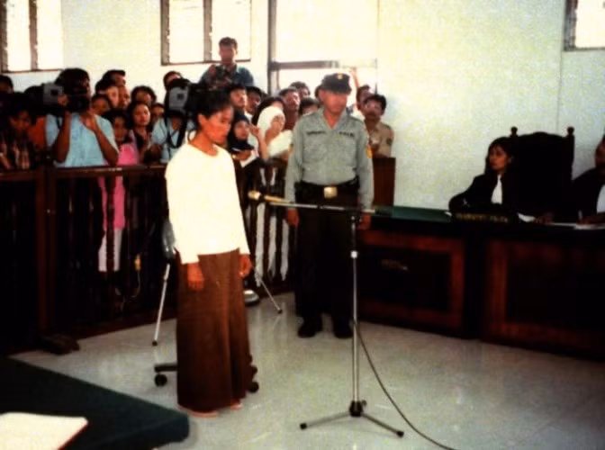 Vợ của Ahmad hầu tòa vì là đồng phạm trong vụ giết hại Dewi.