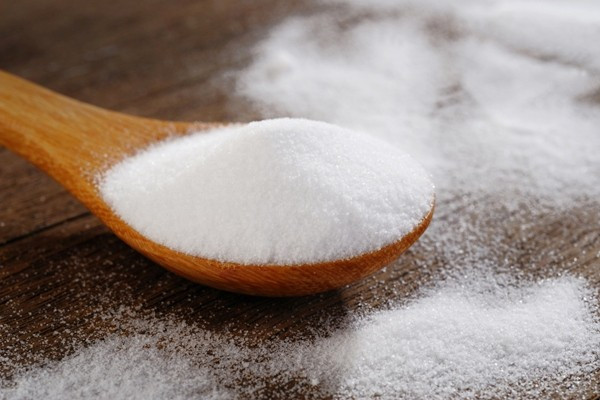 2. Baking soda: Rắc bột baking soda vào mọi kẽ hở trong nhà để ngăn kiến vào nhà. Ngoài ra, bạn có thể trộn hỗn hợp baking soda và đường với tỷ lệ bằng nhau, thêm một lượng nhỏ nấm men khô. Đường sẽ hấp dẫn kiến, trong khi baking soda là chất độc có thể tiêu diệt loài côn trùng này khi chúng ăn phải. Ảnh: Livestrong. 2. Baking soda: Rắc bột baking soda vào mọi kẽ hở trong nhà để ngăn kiến vào nhà. Ngoài ra, bạn có thể trộn hỗn hợp baking soda và đường với tỷ lệ bằng nhau, thêm một lượng nhỏ nấm men khô. Đường sẽ hấp dẫn kiến, trong khi baking soda là chất độc có thể giết chết kiến khi chúng ăn hỗn hợp này. Ảnh: Livestrong.