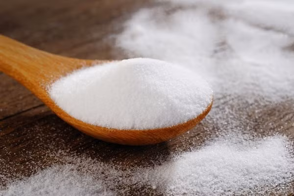 2. Baking soda: Rắc bột baking soda vào mọi kẽ hở trong nhà để ngăn kiến vào nhà. Ngoài ra, bạn có thể trộn hỗn hợp baking soda và đường với tỷ lệ bằng nhau, thêm một lượng nhỏ nấm men khô. Đường sẽ hấp dẫn kiến, trong khi baking soda là chất độc có thể giết chết kiến khi chúng ăn hỗn hợp này. Ảnh: Livestrong.