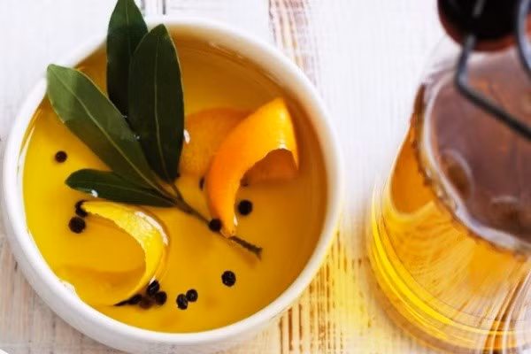 6. Tinh dầu cam: Tinh dầu chiết xuất từ vỏ cam cũng có thể ngăn chặn sự xâm nhập của loài kiến. Để áp dụng phương pháp này, bạn cần xác định đường đi vào nhà của kiến, phun tinh dầu cam vào đó, để một vài phút rồi lau sạch. Mùi dầu cam sẽ xóa sạch mùi của loài kiến và khiến chúng không thể theo con đường cũ để vào nhà. Ảnh: Taste.