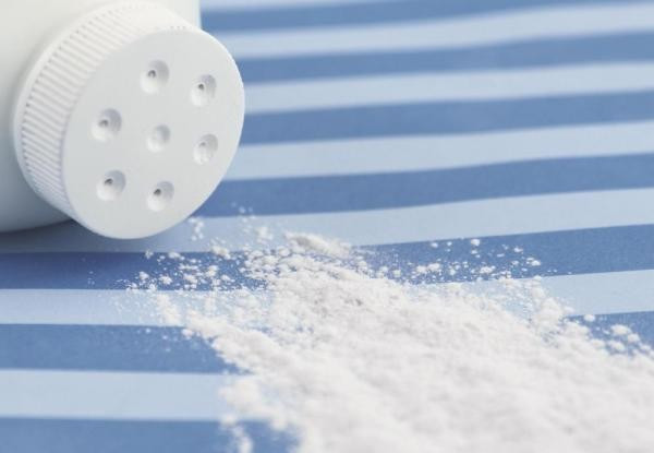 7. Phấn rôm trẻ em: Một cách tự nhiên giúp bạn tiêu diệt kiến là sử dụng phấn rôm trẻ em. Rắc một chút bột phấn rôm vào những nơi mà kiến tới và sinh sống. Phấn rôm có tác dụng hút ẩm, làm sạch không khí khiến kiến không còn nơi để trú ẩn. Ảnh: Wisegeek. 7. Phấn rôm trẻ em: Một cách tự nhiên giúp bạn tiêu diệt kiến là sử dụng phấn rôm trẻ em. Rắc một chút bột phấn rôm vào những nơi mà kiến tới và sinh sống, phấn rôm có tác dụng hút ẩm, làm sạch không khí khiến kiến không còn nơi để trú ẩn. Ảnh: Wisegeek.