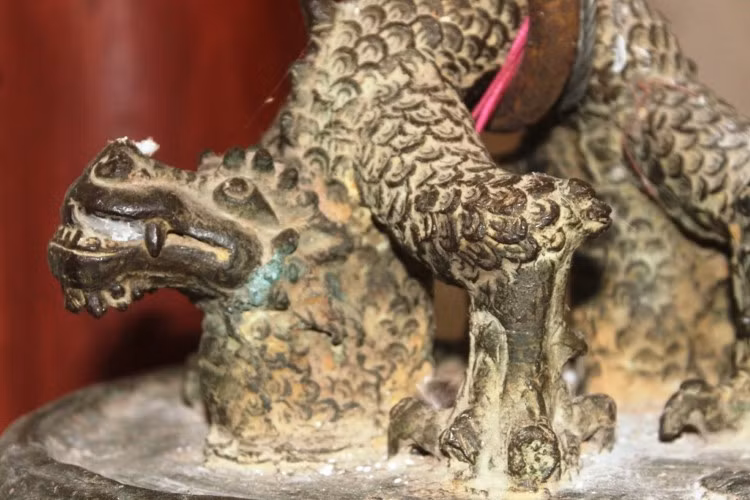 Quai chuông chùa Bình Lâm đúc nổi đôi rồng đấu lưng vào nhau.