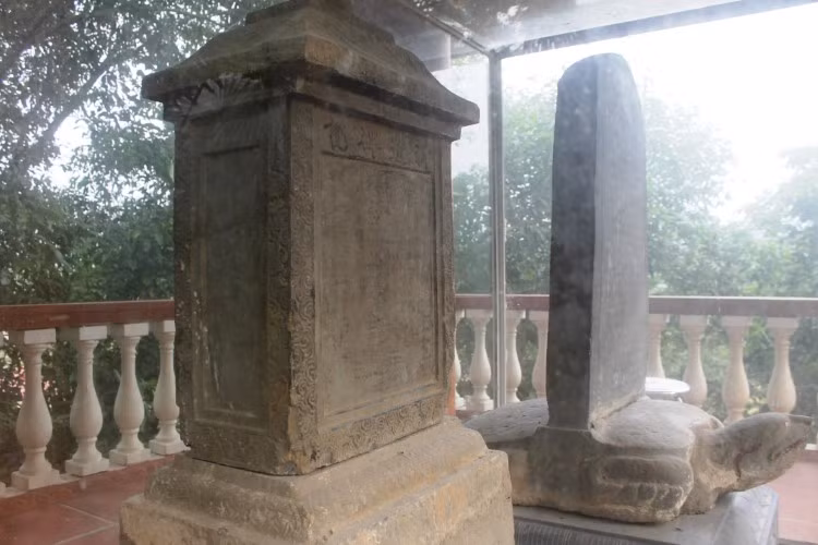 Tấm bia cổ đang được lưu giữ tại chùa Sùng Khánh.