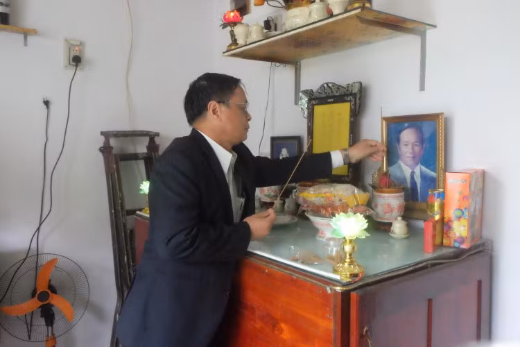 Ông Võ Ngọc Đồng – Chủ tịch UBND huyện Hoàng Sa, Giám đốc Sở Nội vụ TP Đà Nẵng thắp hương cho ông Phan Khôi, một trong những nhân chứng Hoàng Sa.