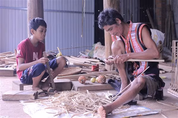 Nghệ nhân Rơ Châm Tih hướng dẫn, đào tạo thế hệ trẻ chơi và làm nhạc cụ dân tộc.