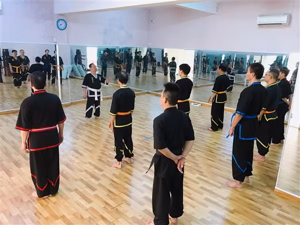 Võ sư Huỳnh Ngọc Ẩn đứng lớp giảng dạy môn sinh về triết lý võ học.