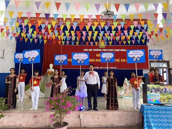 Thầy Nguyễn Tất Toàn trong tiết mục văn nghệ tại hội thi “Tuyên truyền măng non về Luật trẻ em 2016”.