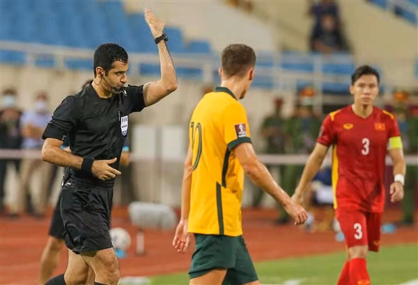 Trọng tài Al-Jassim không công nhận quả phạt 11m cho tuyển Việt Nam.