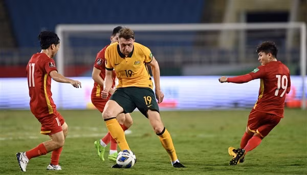 Quang Hải (19) trong trận Việt Nam gặp Australia.