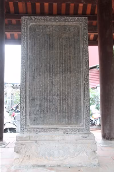 Bia đá do Tiến sĩ Nguyễn Trọng Hợp – hậu duệ Nguyễn Công Thái soạn.