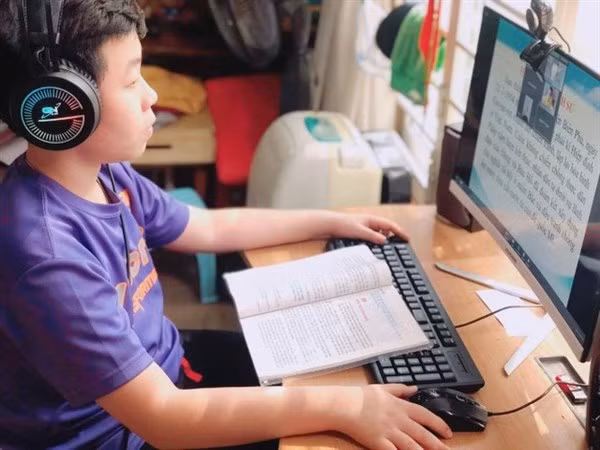 Học sinh thích ứng với cách học mới một cách nghiêm túc.