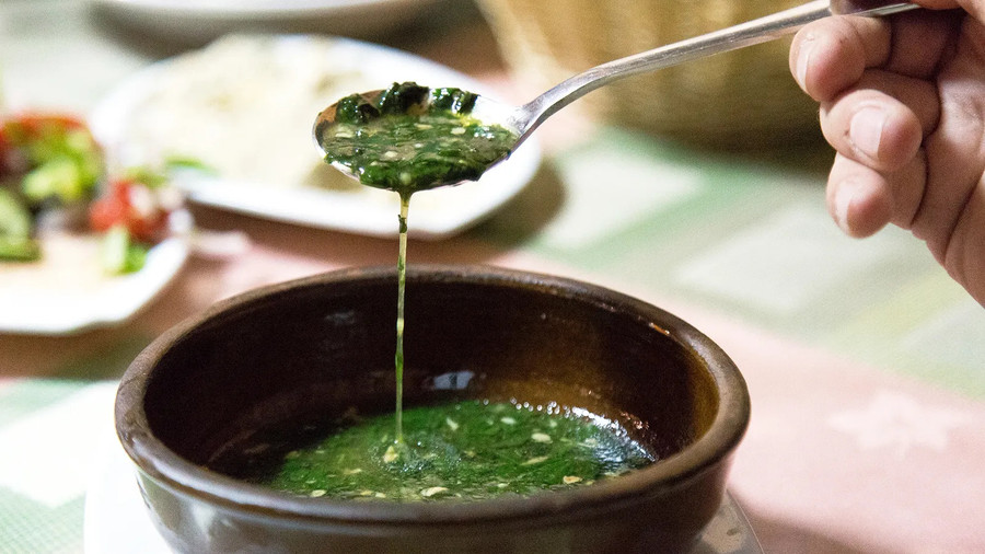 Người Ai Cập thích súp molokhia cực nhớt. Người Ai Cập thích súp molokhia cực nhớt.