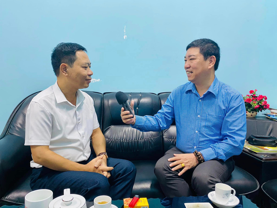 Soạn giả Mai Văn Lạng khi tác nghiệp. Soạn giả Mai Văn Lạng khi tác nghiệp.