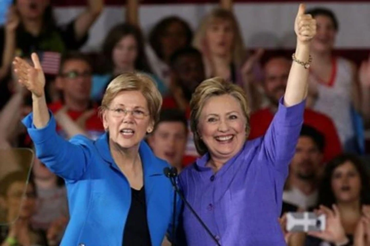 Hillary Clinton cùng Elizabeth Warren vận động tranh cử