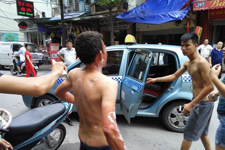 Hà Nội: Nổ bình ga, chủ quán cởi trần chạy thoát thân