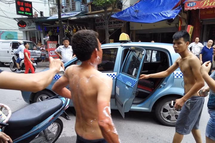 Hà Nội: Nổ bình ga, chủ quán cởi trần chạy thoát thân