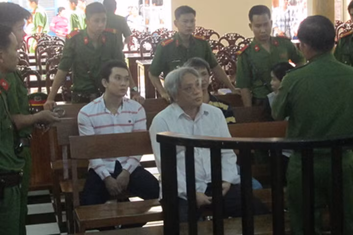 Xét xử “trùm” buôn lậu đường cát ở miền Tây