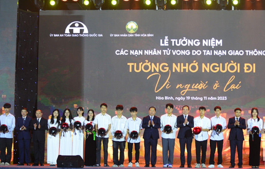 Phó Thủ tướng Trần Lưu Quang và lãnh đạo các bộ, ngành Trung ương, tỉnh Hòa Bình tặng mũ bảo hiểm cho học sinh. Phó Thủ tướng Trần Lưu Quang và lãnh đạo các bộ, ngành Trung ương, tỉnh Hòa Bình tặng mũ bảo hiểm cho học sinh.