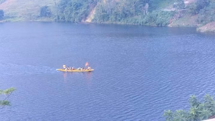 Các vận động viên tranh tài tại lễ hội đua thuyền.