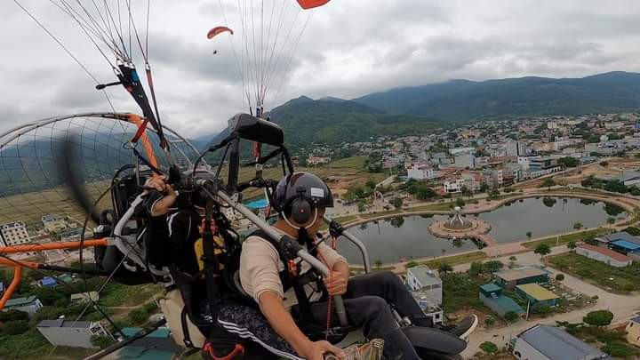 Biểu diễn dù lượn diễn ra tại ngày hội. Biểu diễn dù lượn diễn ra tại ngày hội.