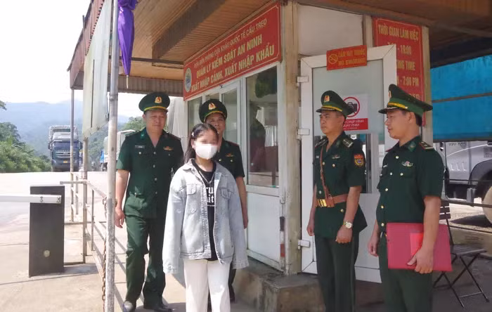 Cháu gái được giải cứu đưa về nước qua Cửa khẩu quốc tế Cầu Treo. (Ảnh: CTV)
