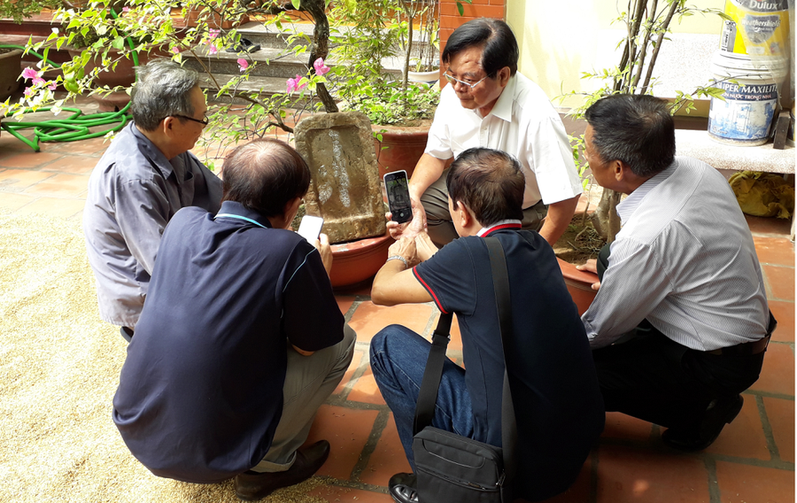 Tấm bia đá cổ tại nhà cụ Nguyễn Duy Trừ - hậu duệ dòng họ Nguyễn Duy. Tấm bia đá cổ tại nhà cụ Nguyễn Duy Trừ - hậu duệ dòng họ Nguyễn Duy.